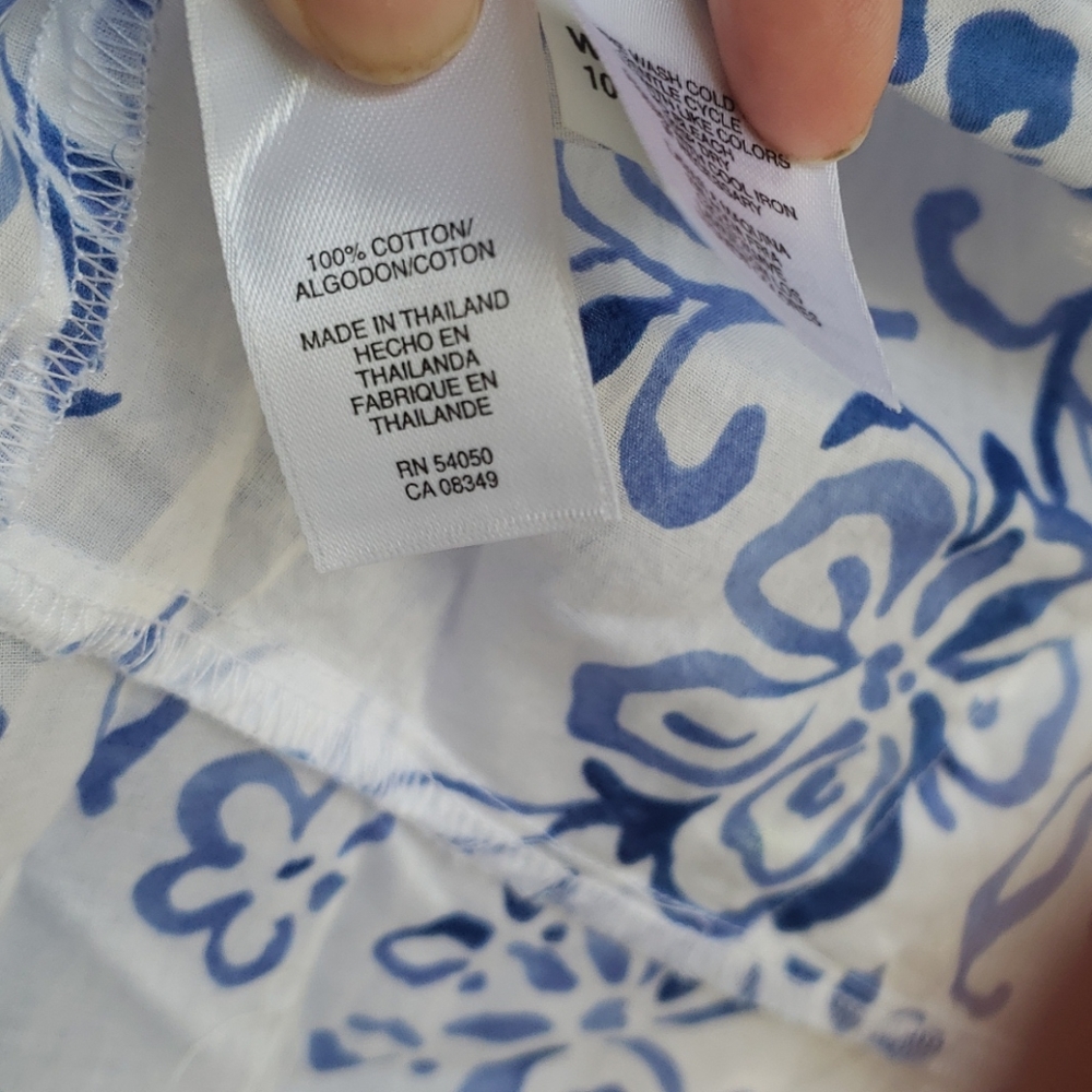 Very pretty, lightweight, tie front top